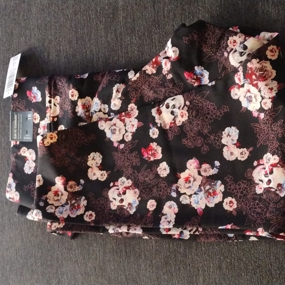 Torrid Pixie Ponte Floral Skull Pants 2X - Picture 5 of 8